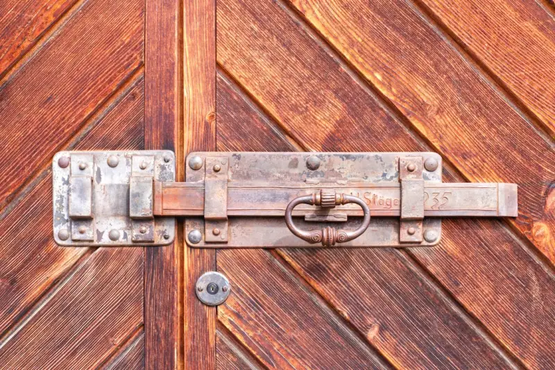 智能锁与传统机械锁具安装技术对比及选型建议